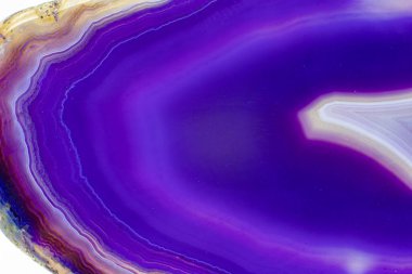 Mor ve mavi agate dilimlenmiş kristal şeritli, beyaz arka plan yüzeyinde izole edilmiş çok fazla detay var. Çokça kopyalama alanı olan soyut mor kristal resim