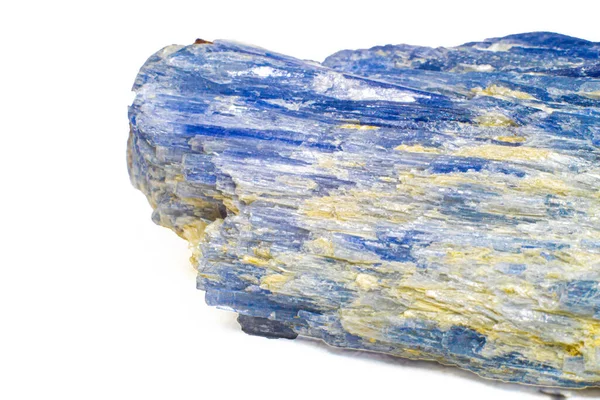 Roh Vibrierend Blauer Kyanit Kristallstein Aus Nahaufnahme Isoliert Auf Weißem — Stockfoto