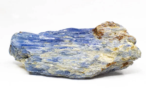 Saf Mavi Kyanit Kristal Taş Yığını Beyaz Bir Arka Planda — Stok fotoğraf