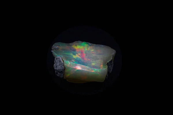 Raw Uncut Shiny White Colorful Ethiopian Opal Crystal Stone Close — Stock Photo, Image