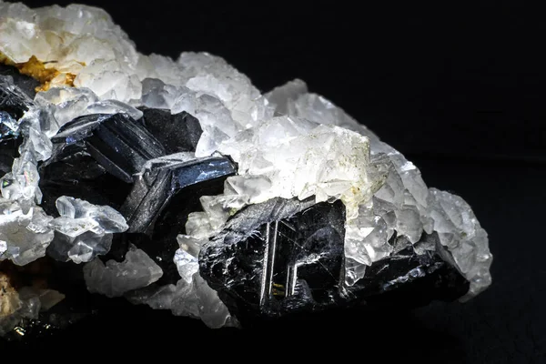 Ein Kristall Und Steinhaufen Mit Klarem Weißem Quarz Silbermetallischem Pyrit — Stockfoto