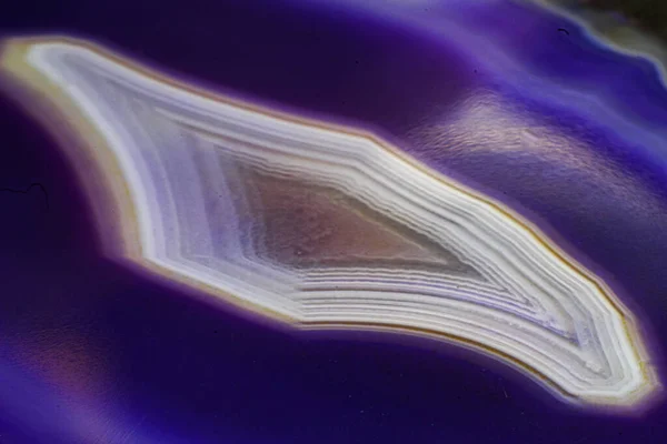 紫と青の瑪瑙スライス結晶 細部の多くの白い背景表面に隔離された結合した斜めの石 コピースペースの多い紫色の結晶像 — ストック写真
