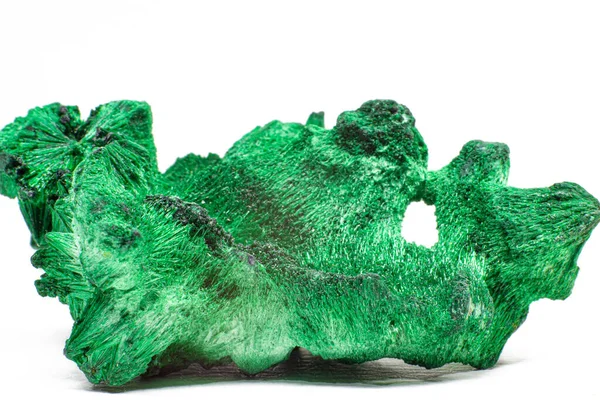 天鹅绒中活泼的绿色铜矿物孔雀石形成高度结构 深绿色天鹅绒孔雀石晶体矿物巨石在白色背景表面上闭锁 — 图库照片