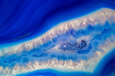 Canlı, koyu mavi ve yarı şeffaf agot dilimli kristal şeritli, beyaz arka planda izole edilmiş, bir sürü detayla izole edilmiş kalsedon taşı. Soyut mavi kristal duvar kağıdı