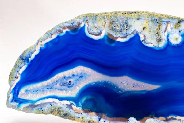Vibrante Azul Profundo Semi Transparente Ágata Geode Fatia Cristal Pedra — Fotografia de Stock