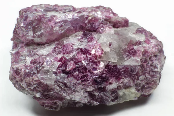 紫色紫色紫色云母矿物 紫色水晶石晶体 白色石英点分离在白色背景表面 — 图库照片