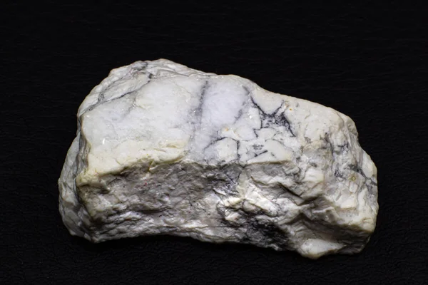 薄い灰色の鉱物脈 白い水牛の石 黒い背景表面に隔離された白いターコイズ結晶を持つ粗い白色の遠浅のクローズアップマクロ — ストック写真
