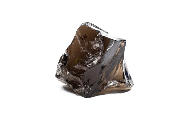 原始的 光亮的 半透明的 未切割的 真正的黑色橄榄石火山玻璃晶体 与白色背景表面相隔离 聚焦宏观 — 图库照片