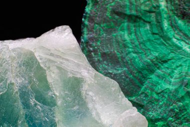 Çiğ yakın odaklı yeşil malachite koyu yeşil bantlar ve açık yeşil-mavi florit kristal taş izole siyah bir arka plan