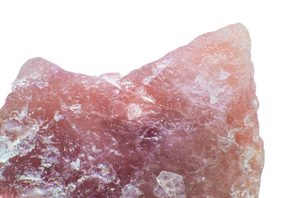 ピンクのイチゴの水晶のマクロ生チャンク 白の背景表面に孤立無研磨ピンクのアベンチュリン石 — ストック写真