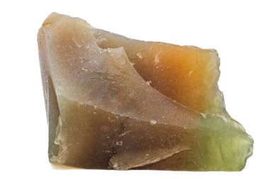 Rengarenk bir yığın agate chalcedony kesilmemiş ve cilalanmamış parça yeşil, turuncu, kahverengi ve mor mücevher kapalı beyaz arka plan yüzeyi