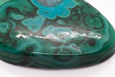 Canlı yeşil ve mavi malakit chrysocolla cabochon cilalanmış kristal, bakır mineral beyaz arka planda izole edilmiş