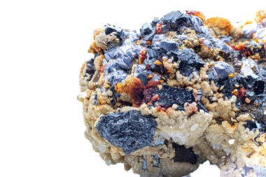 Beyaz bir arka plan makrosu üzerinde izole edilmiş çiğ pirit, galena, limonit, kalsit ve sphalerit kümesi. Çeşitli kristalize sülfür, hidroksit, demir ve silikat mineralleri matris içinde.