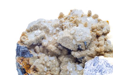 Beyaz bir arka plan makrosu üzerinde izole edilmiş çiğ pirit, galena, limonit, kalsit ve sphalerit kümesi. Çeşitli kristalize sülfür, hidroksit, demir ve silikat mineralleri matris içinde.