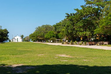 Trancoso Meydanı ve eski kilise. Trancoso, Brezilya 'nın Porto Seguro Bahia eyaletinde yer alan bir şehirdir..