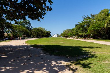 Trancoso Meydanı ve eski kilise. Trancoso, Brezilya 'nın Porto Seguro Bahia eyaletinde yer alan bir şehirdir..