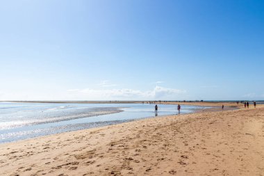 Musa 'nın yolunda yürüyen bir topluluk. Phenomenon, Brezilya 'nın Bahia eyaletinin Porto Seguro kentindeki Praia de Coroa Vermelha' da nehir ile buluşmasıyla gerçekleşti..