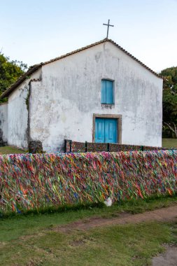 Porto Seguro, Bahia. Porto Seguro 'nun tarihi merkezindeki kilise ve renkli kurdeleler..