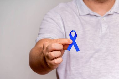 Mavi Kasım Prostat Kanser Farkındalığı Ayı, insanların hayatını ve hastalıklarını desteklemek için mavi kurdeleli bir adam. Sağlık, Uluslararası Erkekler, Baba, Diyabet ve Dünya Kanser Günü