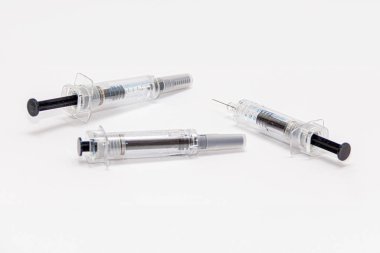 Beyaz arka planda enjeksiyon şırıngaları