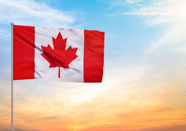 Bir bayrak direğinin üzerine uzanan 3 boyutlu bir Kanada bayrağı ve arka planda gün batımlı güzel bir gökyüzü.
