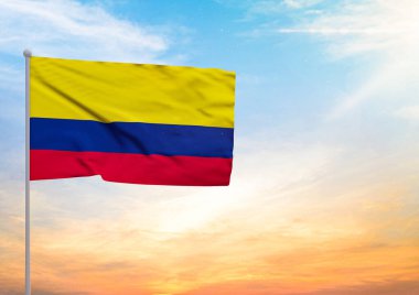 Kolombiya bayrağının 3 boyutlu resmi bayrak direğine asıldı ve arka planda gün batımlı güzel bir gökyüzü var.