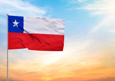 Şili bayrağının 3 boyutlu çizimi bayrak direğine kadar uzanıyor ve arka planda gün batımlı güzel bir gökyüzü var.