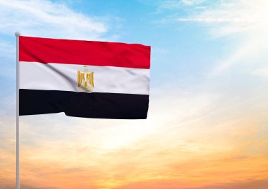 Mısır bayrağının üç boyutlu resmi bayrak direğine asıldı ve arka planda gün batımlı güzel bir gökyüzü var.