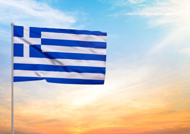 Yunan bayrağının 3 boyutlu resmi bir bayrak direğine asıldı ve arka planda günbatımlı güzel bir gökyüzü