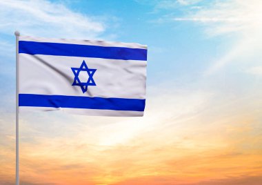 Üç boyutlu İsrail bayrağı bayrak direğine asıldı ve arka planda gün batımlı güzel bir gökyüzü.