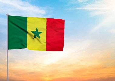 Senegal bayrağının 3 boyutlu resmi bir bayrak direğine asıldı ve arka planda gün batımlı güzel bir gökyüzü