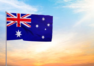 Avustralya bayrağının 3 boyutlu resmi bir bayrak direğine asıldı ve arka planda günbatımlı güzel bir gökyüzü