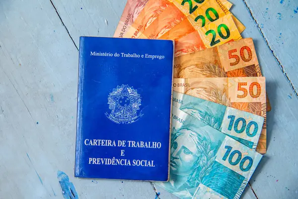 Sao Paulo, Brezilya. 22 Nisan 2024 'te Brezilya çalışma kartı. Kayıtlı CLT ve Brezilya 'dan gelen para. Asgari ücret Brezilya 'nın gerçek parası.