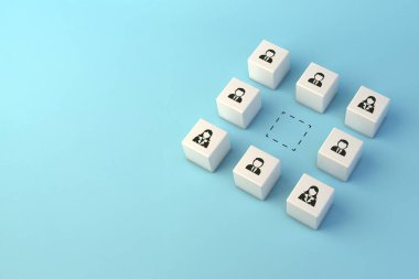 Bir şirketten profesyonelleri temsil eden bir grup kübün tasviri ve merkezde işe almak için uygun bir boşluğu temsil eden bir alan. Eleman arıyoruz. 3B illüstrasyon