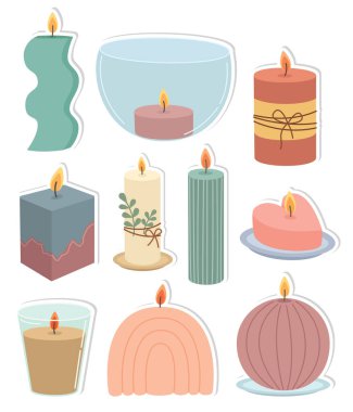 Üzerinde yanan mumlar olan el yazmaları. Rahatlama ve ev konforu için nesneler kümesi