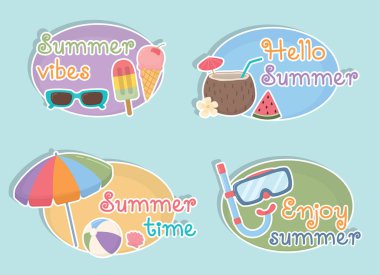 İçinde yazı ve tatil öğeleri olan bir dizi çıkartma. Renkli plaj nesneleri ve cümleleri