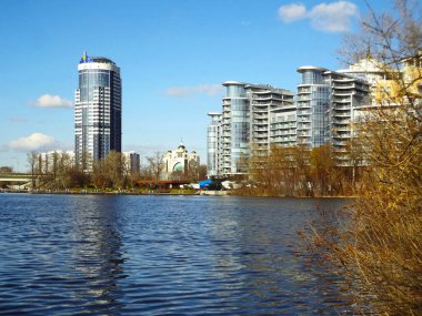              Kyiv. Baharın başında. sol banka kitlesi                  
