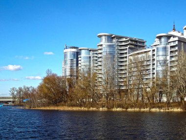              Kyiv. Baharın başında. sol banka kitlesi                  