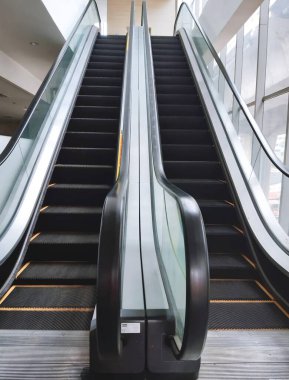 Binanın içindeki cam pencereli yürüyen merdivenler.