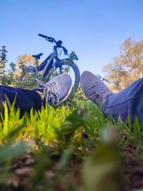 Bisiklet pedalına bas. etkin yaz.