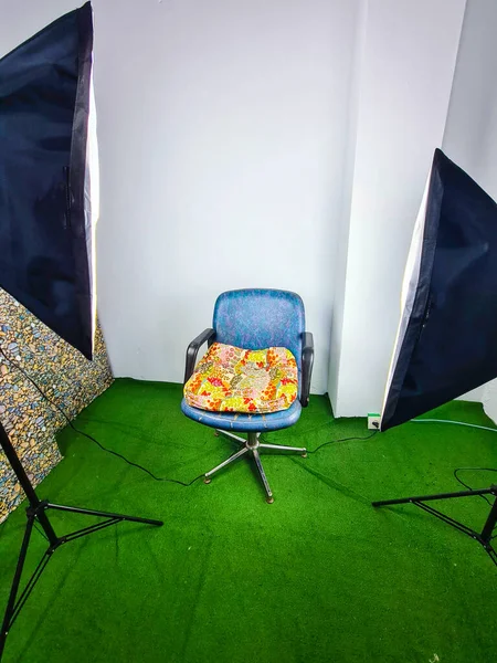 Ekipmanların içinde fotoğraf stüdyosu var.