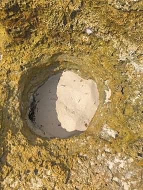 Bir kayanın tepesindeki kayanın dikey görüntüsü.