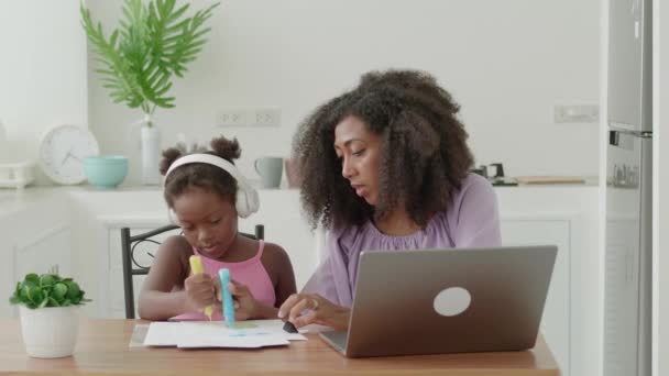 Happy Familie Van Twee Mama Dochter Genieten Van Online Tekenlessen — Stockvideo