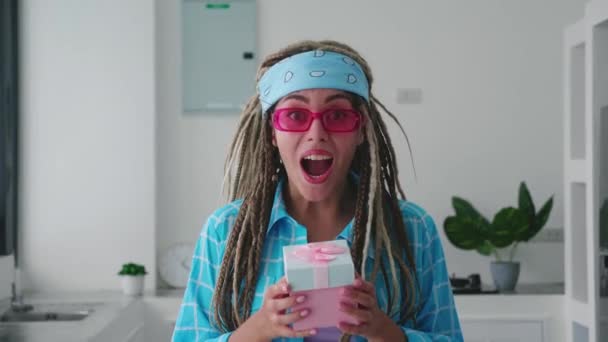 Wat Een Verrassing Emotionele Gelukkige Vrouw Met Dreadlocks Roze Bril — Stockvideo