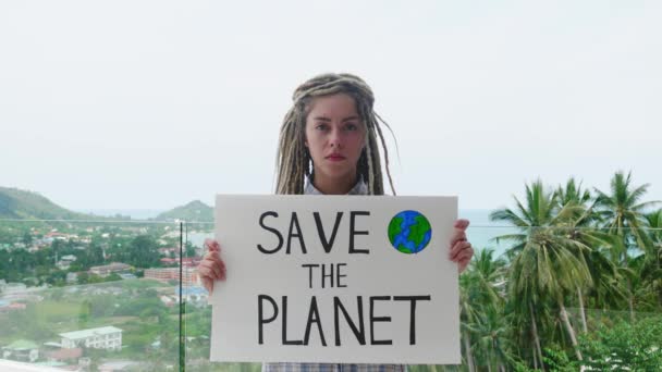 지구의 포스터를 구하는 활동가 — 비디오