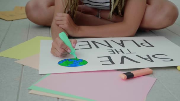 Primer Plano Cámara Lenta Las Manos Femeninas Dibujo Carteles Bandera — Vídeo de stock