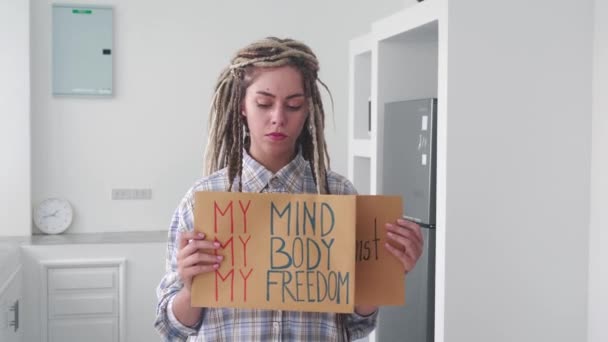Jonge Vrouw Demonstrant Houdt Karton Vast Met Mijn Lichaam Mijn — Stockvideo