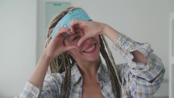 Zbliżenie Uśmiechniętej Młodej Hipsterki Dredami Wolontariuszki Pokazującej Dłonie Kształcie Serca — Wideo stockowe
