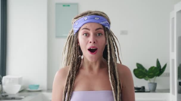 Sorprendido Sorprendido Con Rastas Diciendo Wow Mujer Guapa Con Peinado — Vídeos de Stock