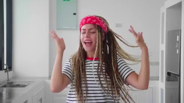 Смішна Молода Жінка Оригінальним Стилем Зачіски Танцює Студії Білому Тлі — стокове відео